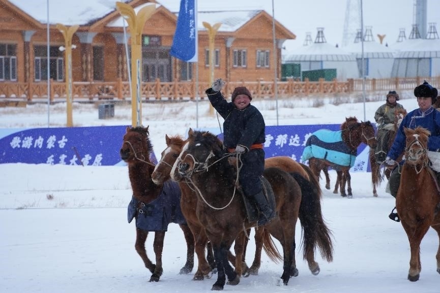 呼倫貝爾冰雪那達(dá)慕。人民網(wǎng)記者 趙夢(mèng)月攝