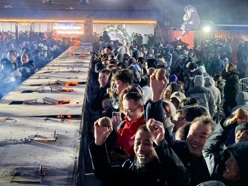 烏蘭哈達(dá)火山腳下“千人烤土豆”。人民網(wǎng)記者 苗陽(yáng)攝