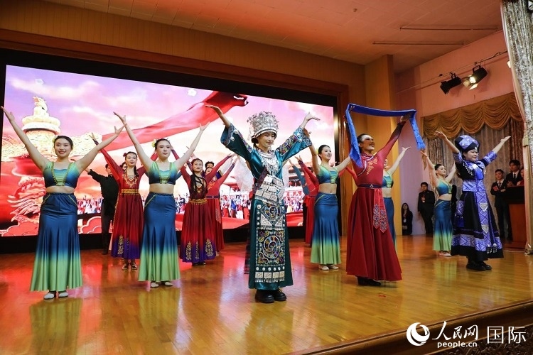 留俄學(xué)生進行民族舞表演。人民網(wǎng)記者 隋鑫攝