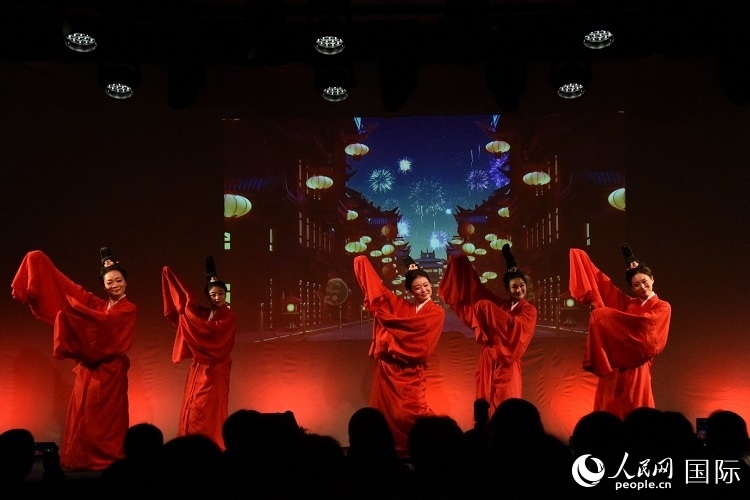 舞蹈《金蛇狂舞》。人民網(wǎng)記者 殷淼攝