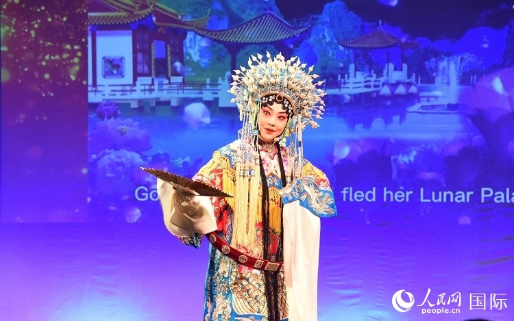 京劇經(jīng)典選段《貴妃醉酒》。人民網(wǎng)記者 殷淼攝