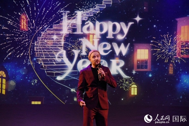 瑞典籍歌手天木演唱歌曲《Happy New Year》。人民網(wǎng)記者 殷淼攝