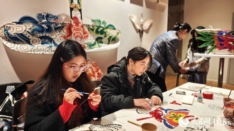 體驗(yàn)非遺文化“制作小風(fēng)箏”。人民網(wǎng)記者 殷淼攝