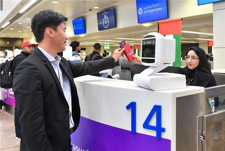 1月22日，迪拜免稅店聯(lián)合迪拜移民局向入境中國(guó)旅客贈(zèng)送新年賀禮。迪拜移民局供圖