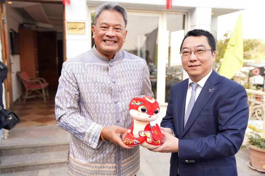 中國駐埃及使館參贊兼開羅中國文化中心主任張易向塔納瓦大使贈送2025“歡樂春節(jié)”吉祥蛇。開羅中國文化中心供圖