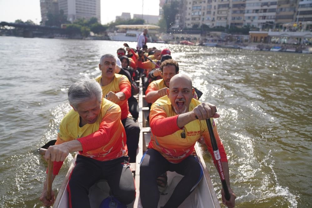 活動現(xiàn)場龍舟競技，共慶春節(jié)。開羅中國文化中心供圖