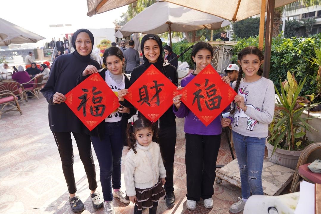 埃及民眾參與中國文化體驗(yàn)活動。開羅中國文化中心供圖