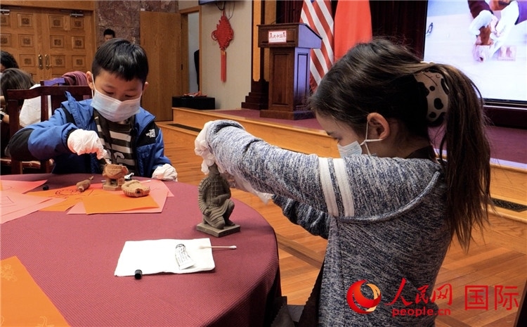 “我是文物修復師”活動環(huán)節(jié)。李鑫江攝