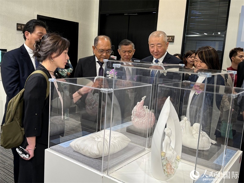 嘉賓在參觀展覽。 人民網(wǎng)記者 章念生攝