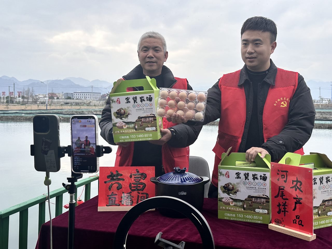 在蒼南金鄉(xiāng)鎮(zhèn)，永興、半浹連、河尾垟?shù)犬?dāng)年受災(zāi)的臨近村落，正連片建設(shè)美麗江南水鄉(xiāng)新景。圖為河尾垟村設(shè)在河邊的“共富直播間”。金鄉(xiāng)鎮(zhèn) 供圖