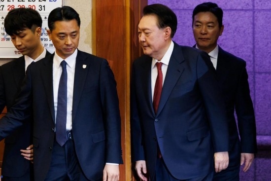  1月23日，尹錫悅（右二）在韓國首爾憲法法院出席總統(tǒng)彈劾案庭審。新華社發(fā)（Pool圖片，曹城凖攝）