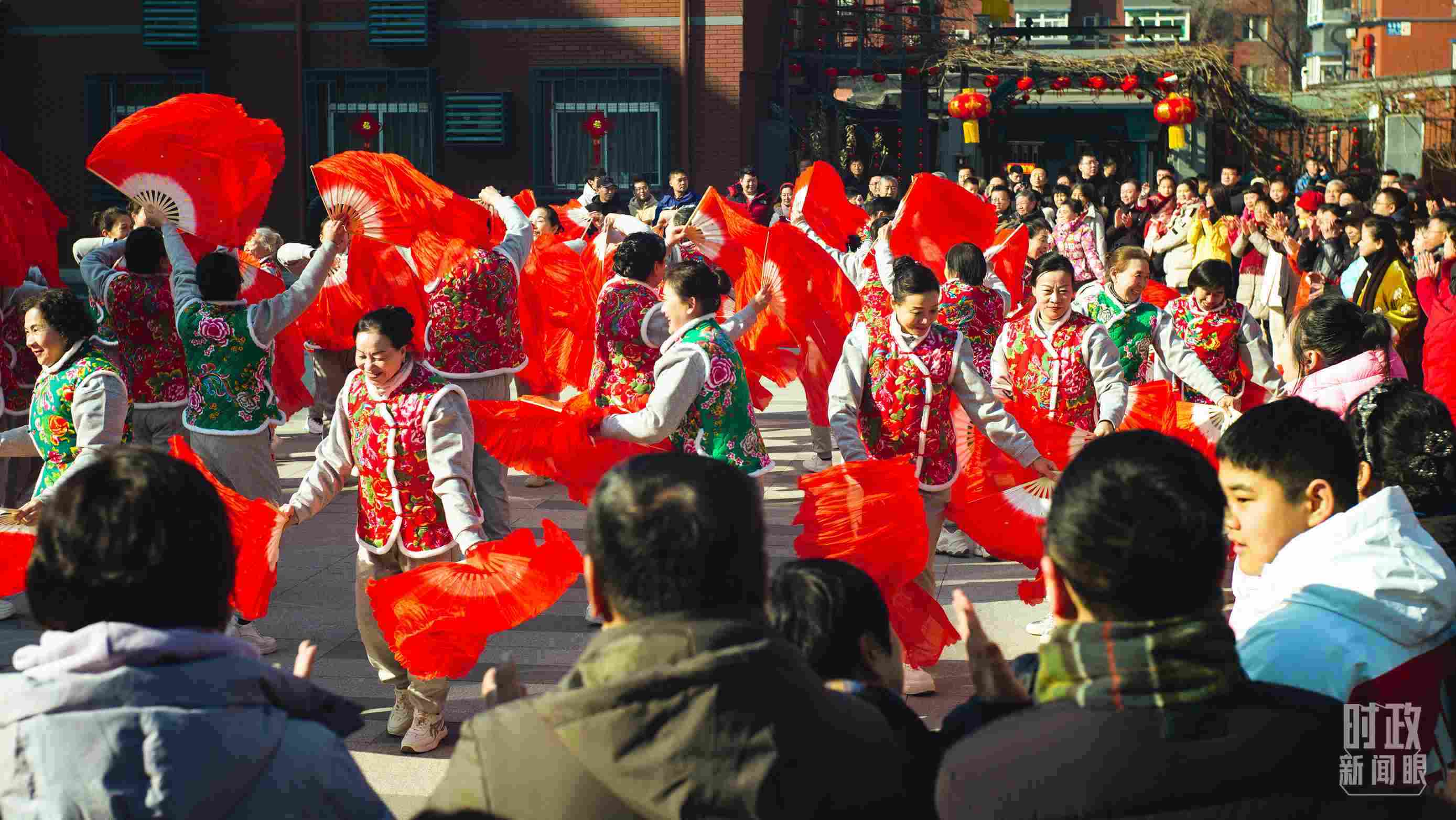 長安小區(qū)文化廣場上，居民們扭起歡快的秧歌。（總臺(tái)央視記者彭漢明拍攝）