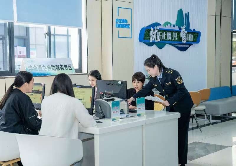 工作人員指導(dǎo)企業(yè)一次性完成信息填報。圖片來源：浙江衢州市市場監(jiān)督管理局