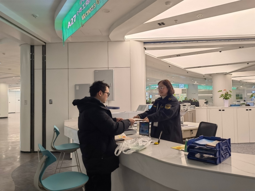 企業(yè)在出證窗口“一站式”領(lǐng)取變更后的營業(yè)執(zhí)照。圖片來源：浙江衢州市市場監(jiān)督管理局