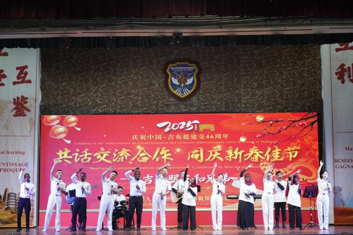 中吉兩國嘉賓合唱《友誼地久天長》。主辦方供圖