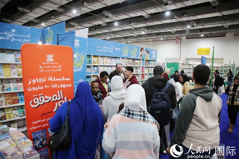 觀眾參觀書展展臺。人民網(wǎng)記者 黃培昭攝