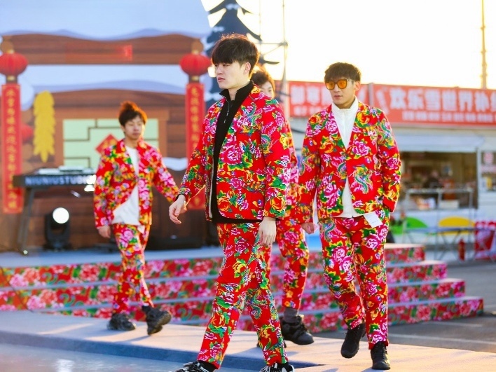 東北滑雪走秀現(xiàn)場。人民網(wǎng)記者 許維娜攝