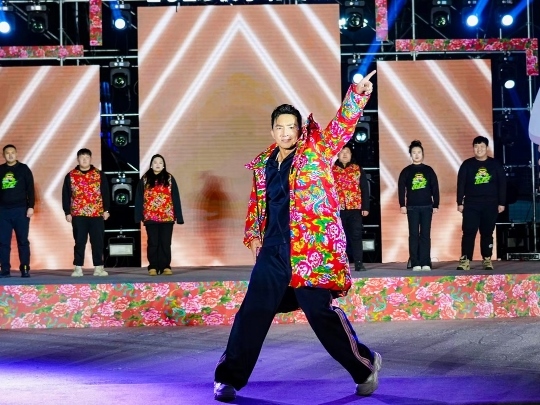 健身教練劉畊宏耐心帶領(lǐng)現(xiàn)場以及線上的朋友們進(jìn)行熱身。人民網(wǎng)記者 許維娜攝