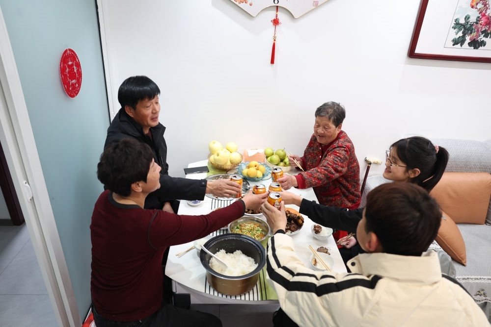 2025年1月22日，遼寧省葫蘆島市綏中縣祝家溝村村民朱西存一家在新房里。新華社記者姚劍鋒 攝