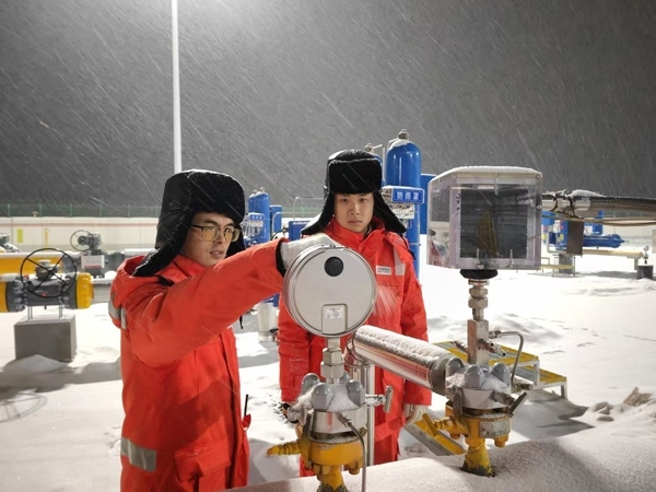 黑河作業(yè)區(qū)員工夜間對(duì)天然氣管道進(jìn)行巡檢。受訪者供圖