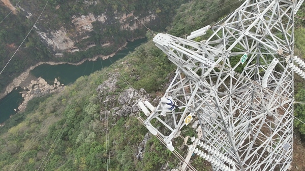 羅統(tǒng)在魯馬Ⅰ線1號(hào)塔上進(jìn)行帶電作業(yè)。受訪者供圖