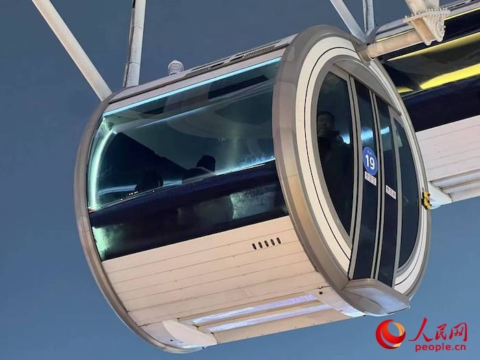 安裝了四要素微型氣象站的摩天輪轎廂。人民網(wǎng) 高清揚(yáng)攝