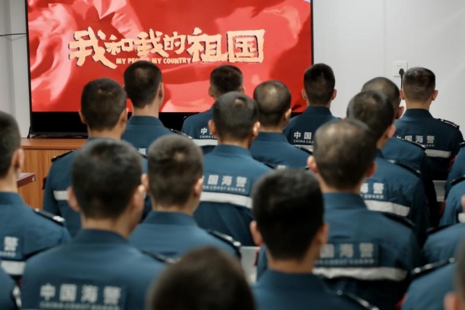 1月25日，中國海警海鷗艦組織艦上執(zhí)法員觀看紅色電影。