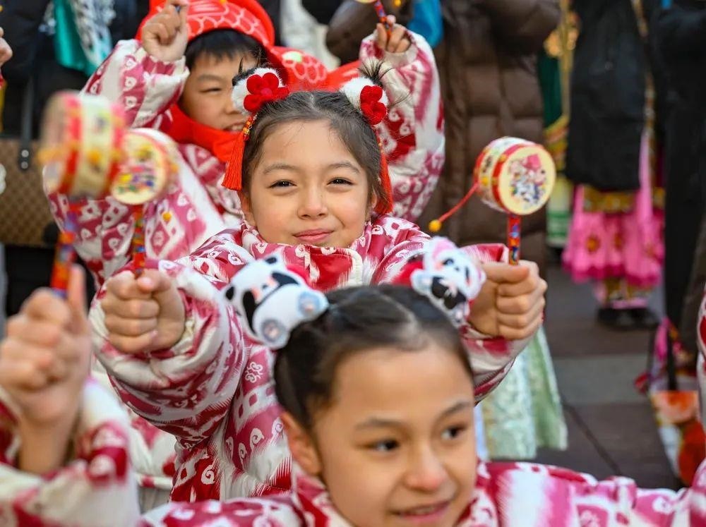 △新疆大巴扎社火迎新春，孩子們在現(xiàn)場表演。