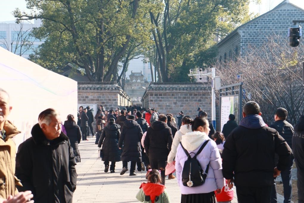 1月29日，游客在安徽省桐城市的六尺巷游覽。新華社記者 許諾 攝