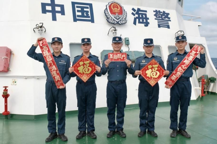 1月27日，中國海警海鷗艦執(zhí)法員們展示春聯福字，慶祝農歷春節(jié)。