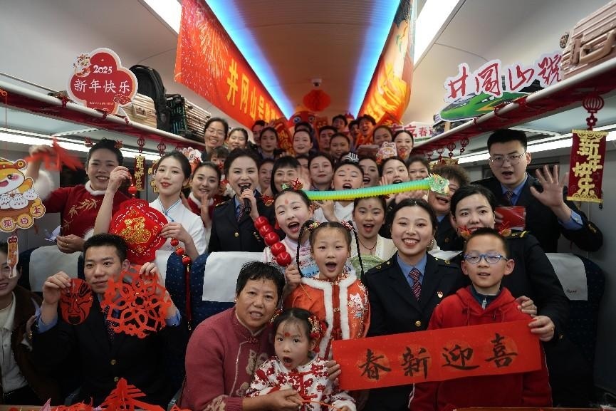 全體演職人員與旅客大合影。人民網 歐陽易佳攝