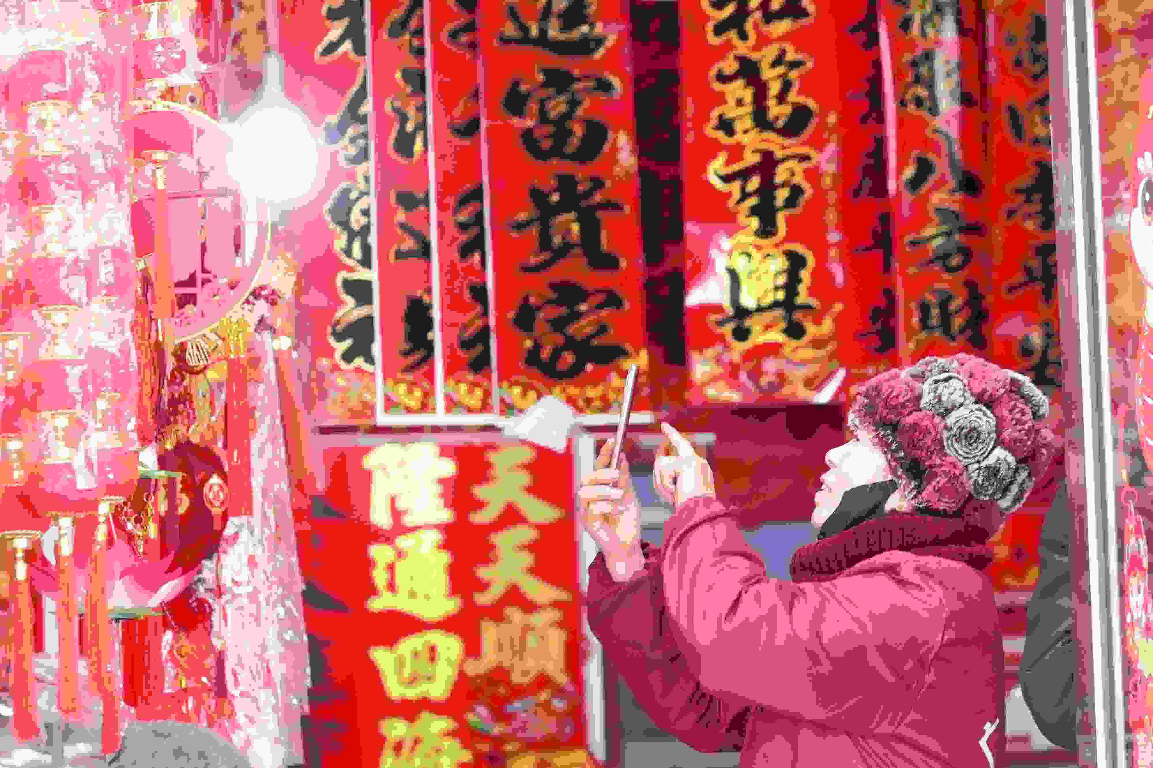 2025年1月5日，在山東省高密市夏莊鎮(zhèn)東李家村，商戶通過手機(jī)在網(wǎng)上推銷新春飾品。
