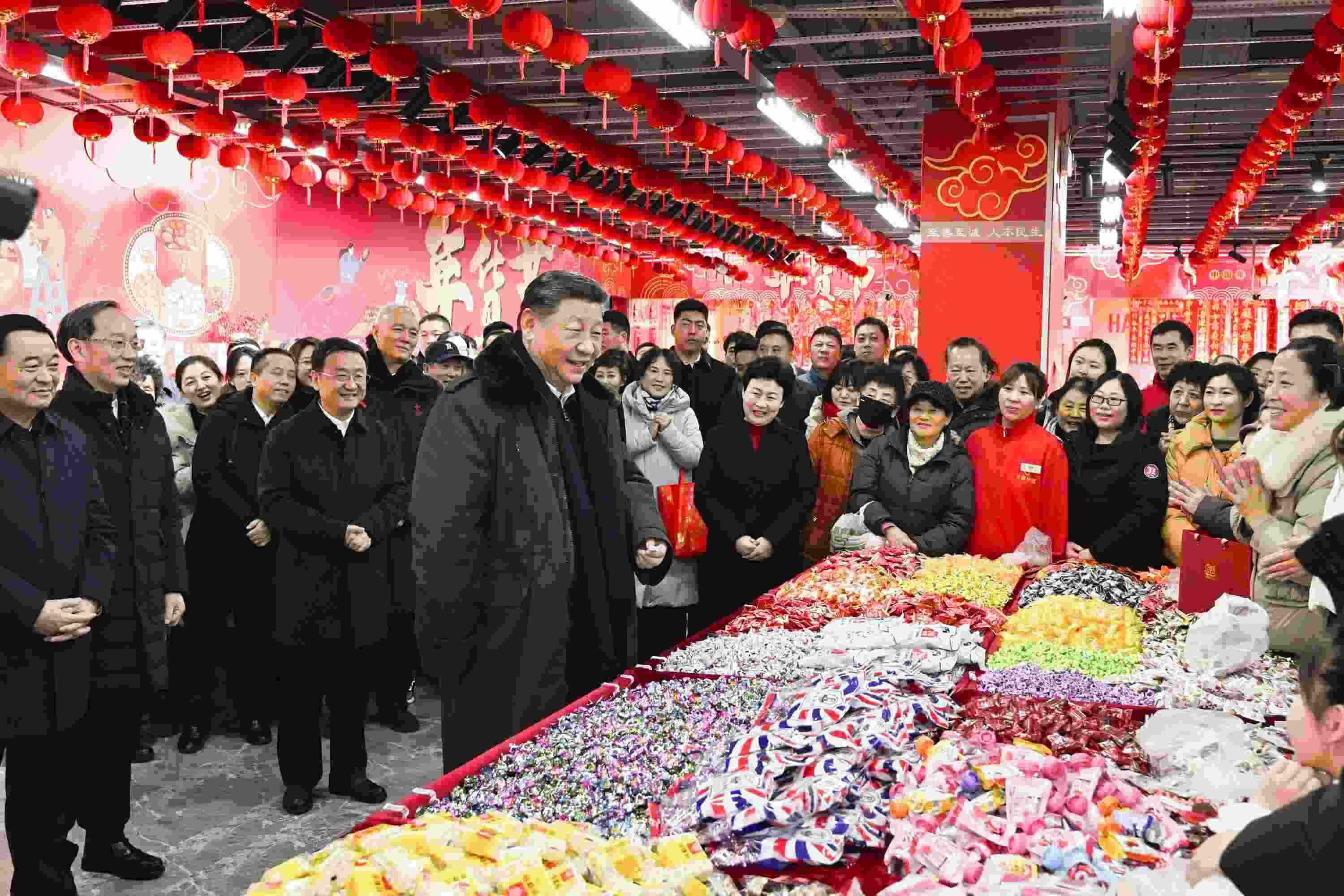 2025年1月23日，習近平總書記在遼寧沈陽大東副食品商場考察時，同店主和顧客親切交流，向大家致以新春祝福。