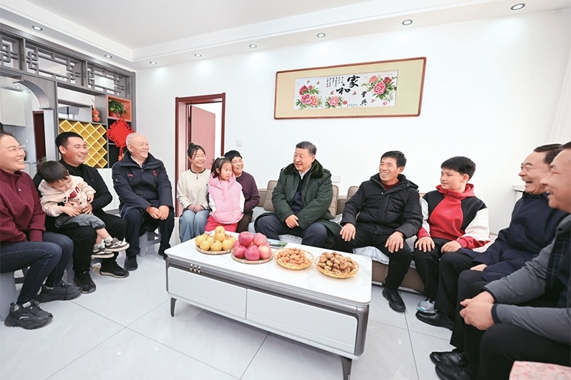 2025年1月22日至24日，中共中央總書記、國家主席、中央軍委主席習近平冒著嚴寒來到遼寧，看望慰問基層干部群眾。這是22日下午，習近平在葫蘆島市綏中縣明水滿族鄉(xiāng)祝家溝村考察時，同村民王寶維一家圍坐一起拉家常。 新華社記者 謝環(huán)馳/攝