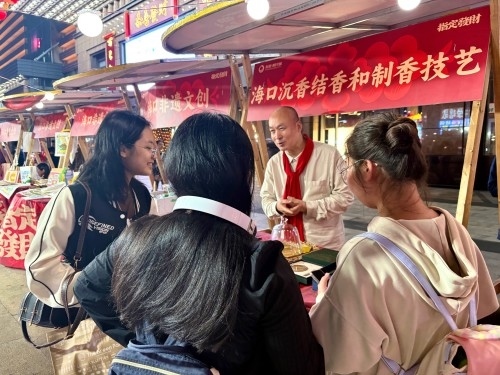 魏希望在非遺集市上介紹沉香。人民網(wǎng) 陳葉欣攝