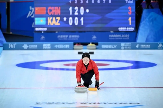 2月4日，中國(guó)隊(duì)選手韓雨在比賽中擲壺。新華社記者 江漢 攝