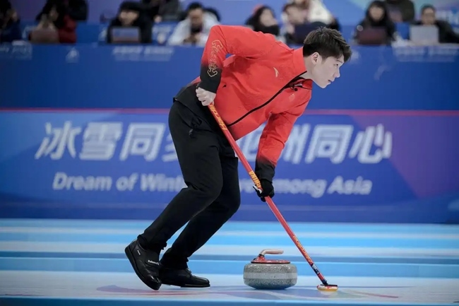 2月4日，中國(guó)隊(duì)選手王智宇在比賽中擦冰。新華社記者 江漢 攝