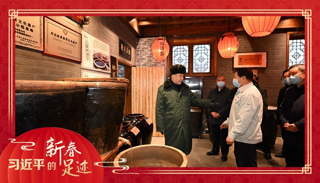 2022年1月27日，習(xí)近平總書(shū)記沿街巷察看山西平遙古城風(fēng)貌，走進(jìn)東湖老醋坊，了解當(dāng)?shù)亻_(kāi)展特色經(jīng)營(yíng)情況。