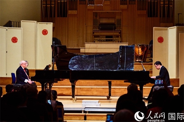 英國皇家音樂學院教授朱利安-雅格布森和旅英鋼琴家李勁峰演奏《黃河鋼琴協(xié)奏曲》。楊浩鵬攝