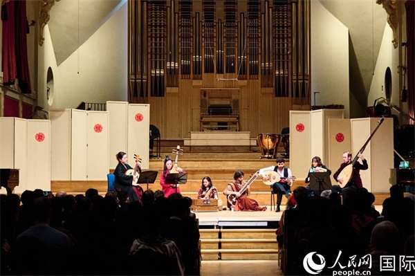 英國中樂團和倫敦魯特琴樂團演奏《絲綢之韻》。楊浩鵬攝