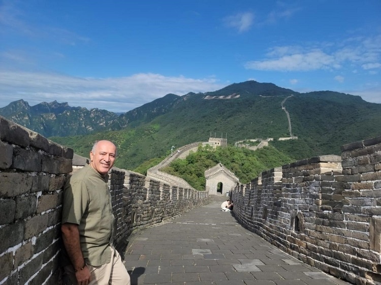 瓦里夫·庫邁哈在游覽長城時(shí)留影。受訪者供圖