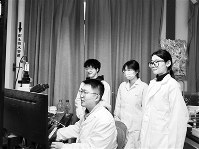 西安交通大學教授王昌河團隊在進行多巴胺分泌電化學檢測。受訪者供圖