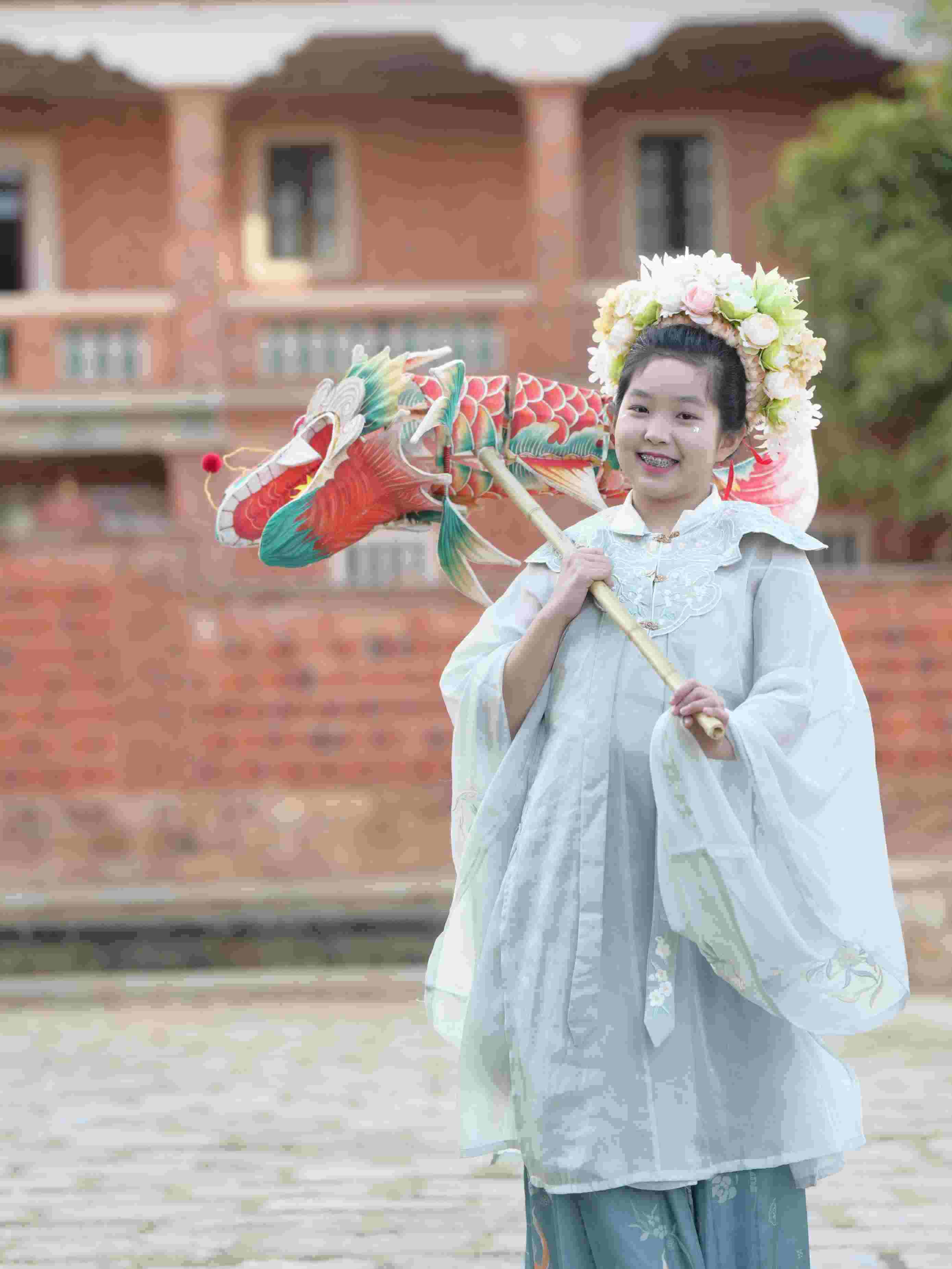 在泉州，沈女士為女兒拍下頭戴簪花的照片。受訪者供圖