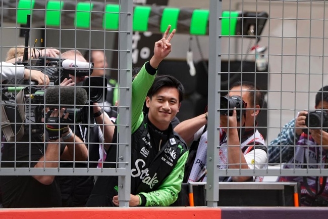 2024年4月19日，索伯車隊(duì)中國車手周冠宇（中）在練習(xí)賽前向觀眾致意。當(dāng)日，F(xiàn)1中國大獎(jiǎng)賽在上海開賽。中國車手周冠宇主場(chǎng)首秀參賽。新華社記者 夏一方攝