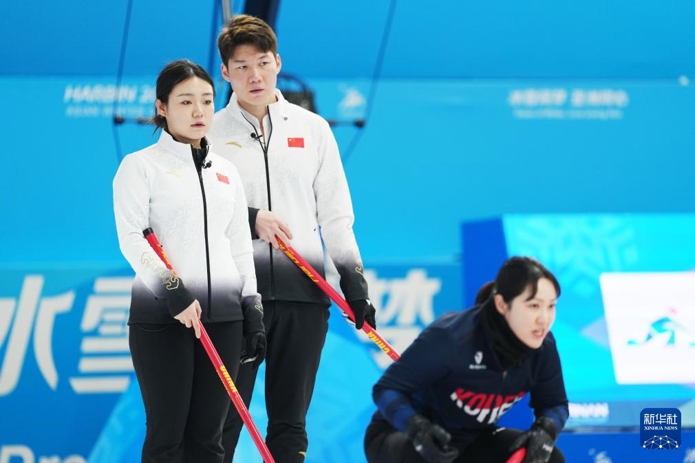 2月6日，中國(guó)隊(duì)選手王智宇（中）、韓雨（左）在比賽中。新華社記者 王松 攝