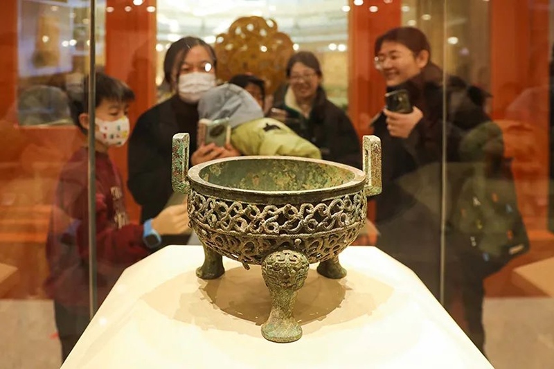 “尋蛇——藏在山西博物院里的蛇”展出的蟠蛇紋鏤空鼎。山西博物院供圖