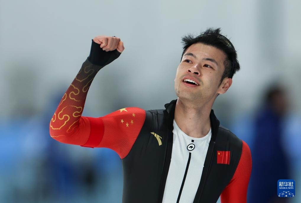 2月8日，寧忠?guī)r慶祝奪冠。新華社記者 王楷焱 攝