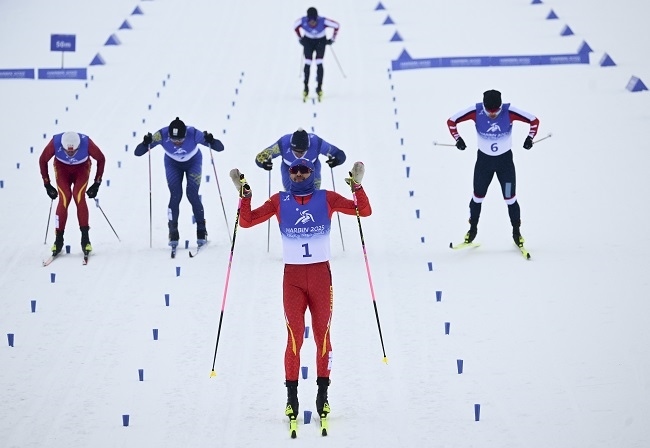 2月8日，王強(qiáng)（中）慶祝奪冠。新華社記者 張龍攝