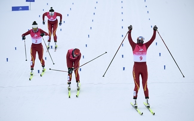 2月8日，李磊（右一）沖過終點(diǎn)后慶祝奪冠。新華社記者 張龍攝