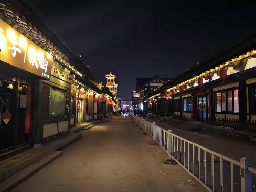 道歉公告發(fā)布后，夜晚10時(shí)的古城。人民網(wǎng)記者 黃鈺攝